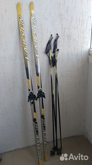Лыжи и две пары палок