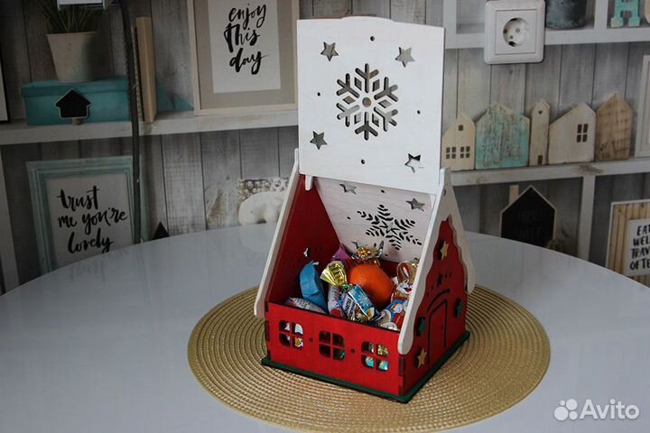 Новогодний домик для сладкого подарка