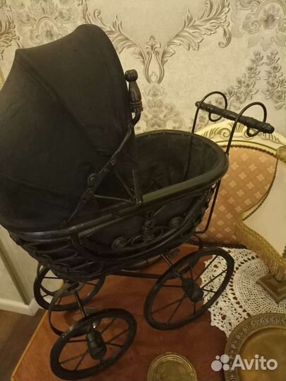 Старинная кукольная коляска и тарелочка