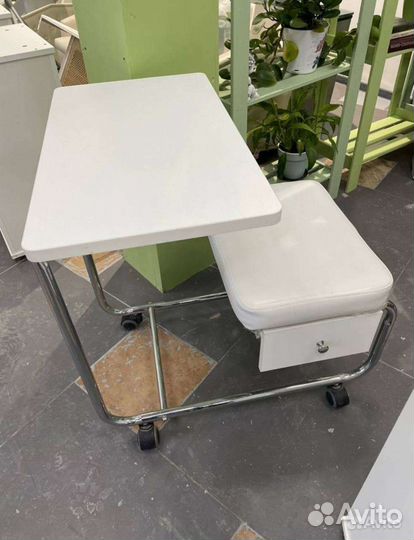 Маникюрный стол