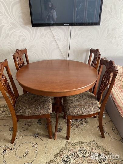 Стол круглый со стульями