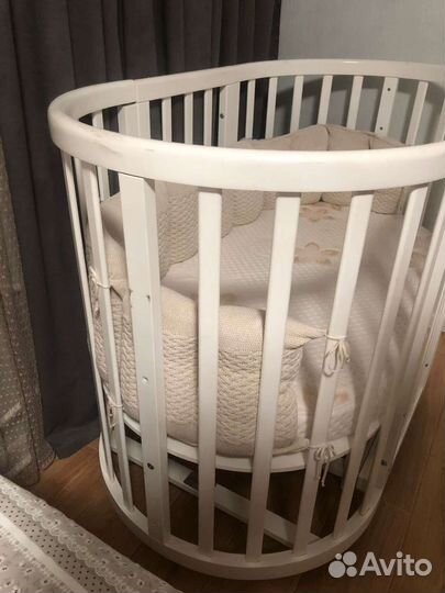 Детская кроватка с маятником белая