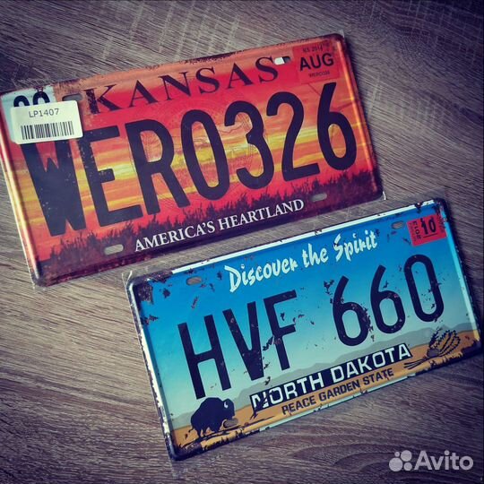 Металлический номерной знак на авто