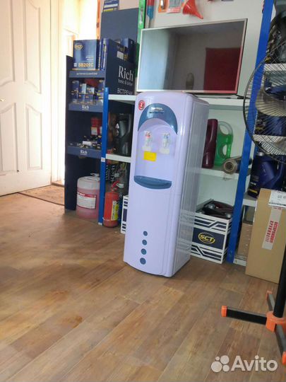 Кулер для воды напольный