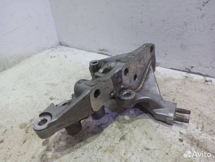 Кронштейн двигателя