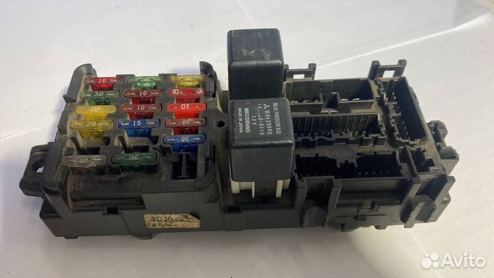 Блок предохранителей передний Mitsubishi Galant 7