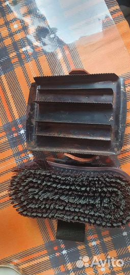 Скребница и щётка для лошади