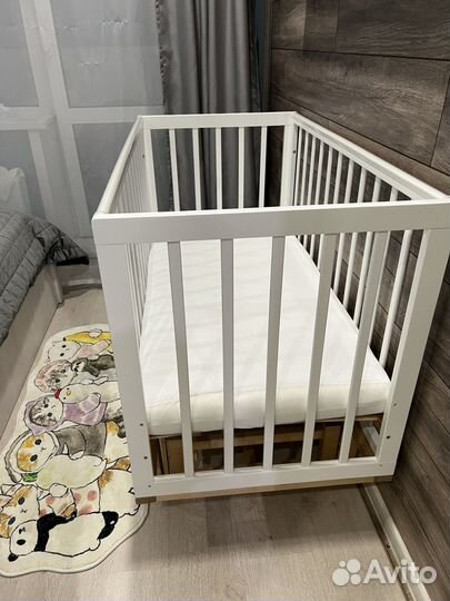 Детская кроватка с маятником