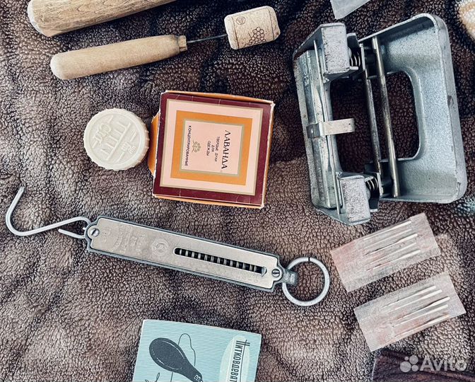 Вещи СССР: 2 утюга, кожаные сумки, дырокол, безмен