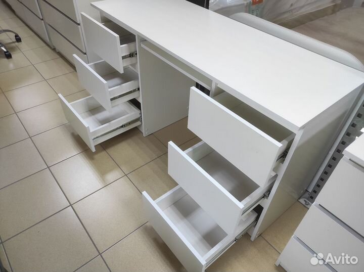 Компьютерный стол белый