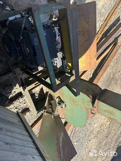 Измельчитель веток бензиновый профессиональный