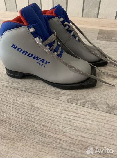 Лыжные ботинки