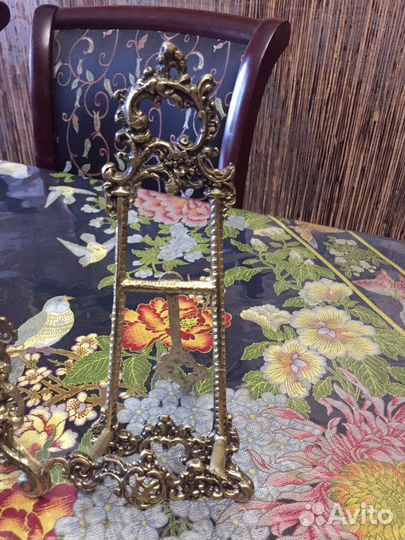 Подставка для тарелки,и картины