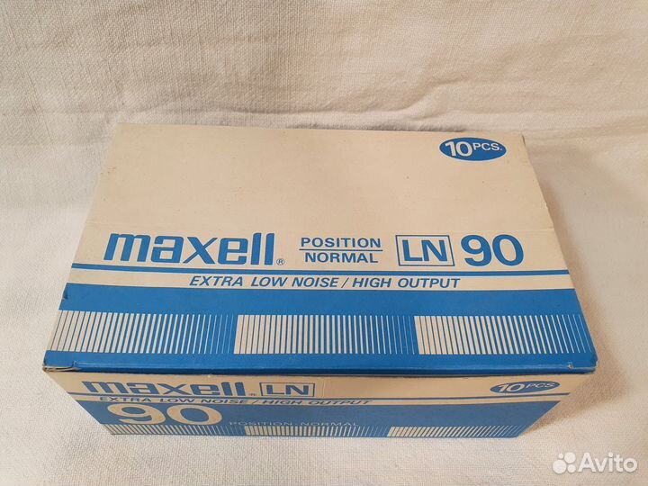 Винтажные аудиокассеты и коробка от кассет