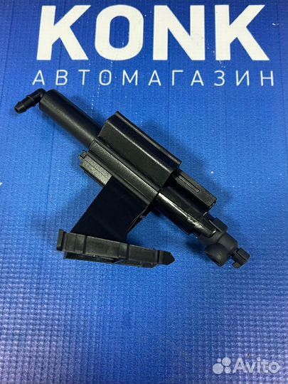 Левая форсунка омывателя фар на Форд Фокус 3