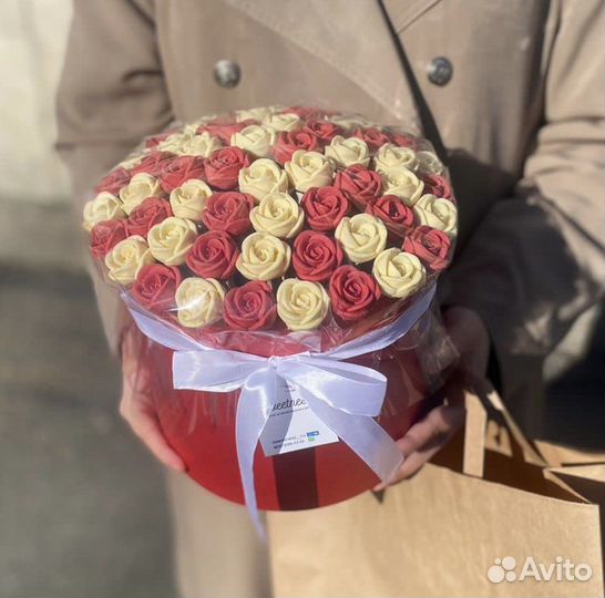 Шоколадные розы в шляпной коробке подарок цветы