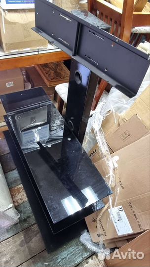 Стеклянная тумба под тв с кронштейном (фирма mart)