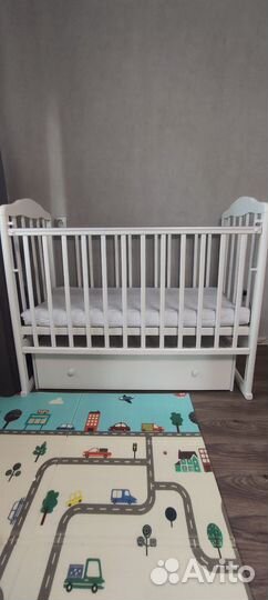 Детская кроватка с маятником и ящиком