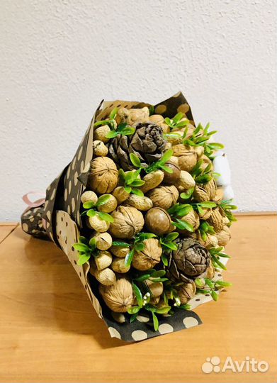Букет из орехов
