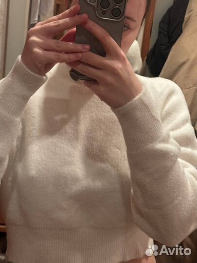 Свитер белый пушистый укороченный