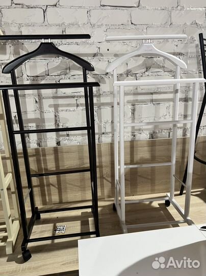 Деревянная вешалка для одежды на колесиках Чикаго