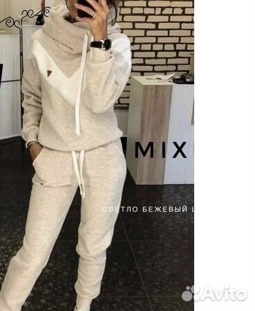 Спортивный женский костюм