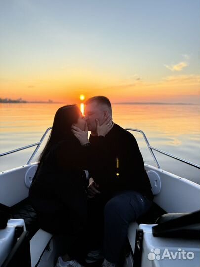 Романтическое свидание на воде на катере