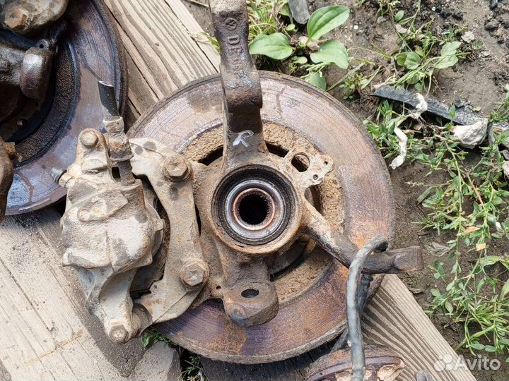 Поворотные кулаки VW Венто 2.0 под 5 болтов