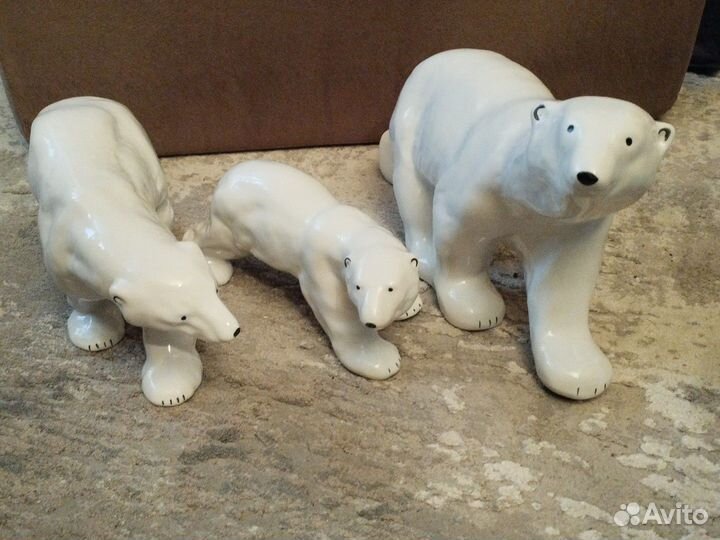 Фарфоровая статуэтка белый медведь