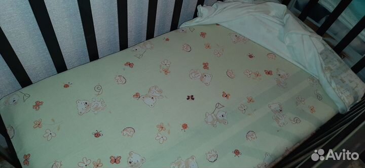 Детская кроватка с маятником и ящиком