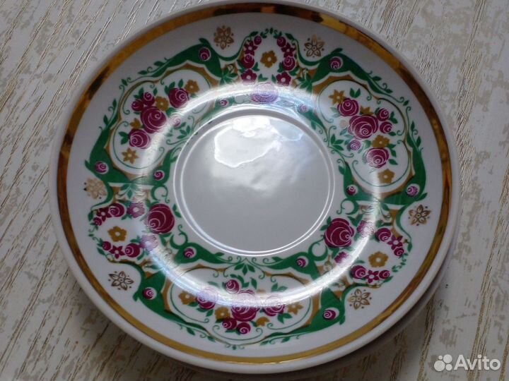 Бокалы с блюдцами