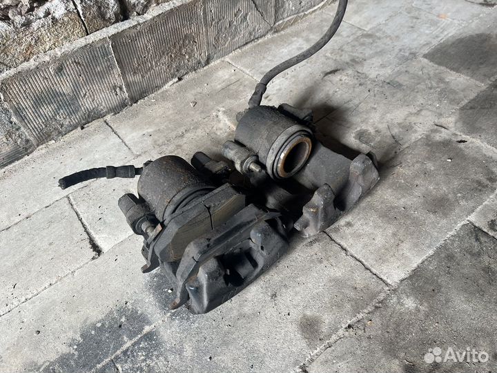 Суппорт передний левый правый Skoda Fabia 1