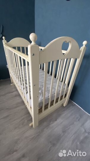 Детская кроватка с маятником и ящиком