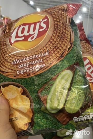 Чипсы, малосольные огурчики. Лейс