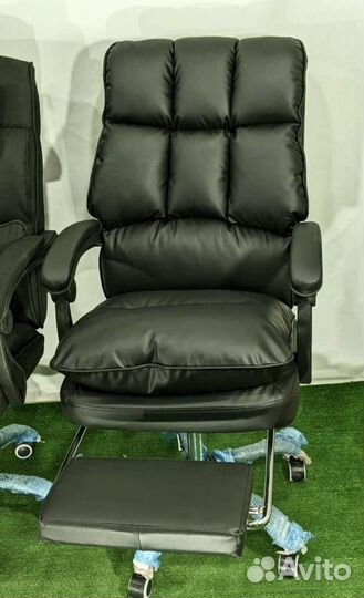 Офисное кресло руководителя с подножкой