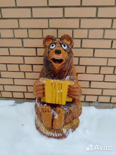 Медведь и другие фигуры из дерева