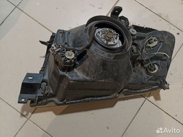Фара правая Mitsubishi Pajero 3 2000-2006г