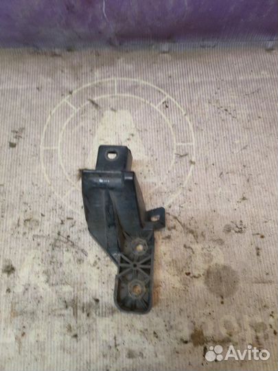 Крепление бампера правое Mitsubishi Outlander Xl