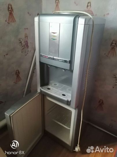 Кулер для воды напольный