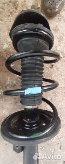 Передние стойки на Тоёта исис