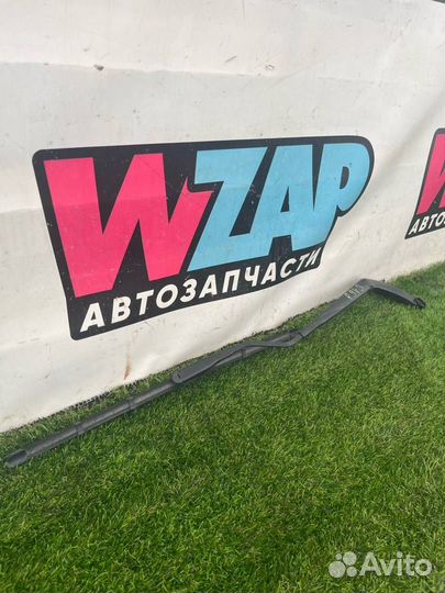 Поводок стеклоочистителя левый Ford Mustang