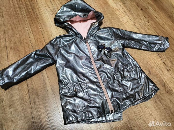 Моднячая куртка для девочки с брошью