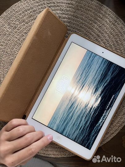 Планшет Apple iPad Air 32Gb (белый)