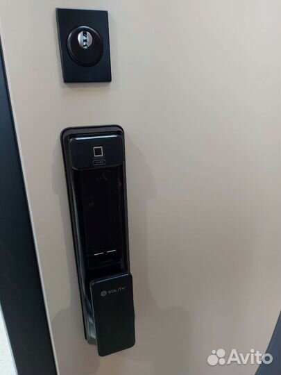 Дверь с умным электронным замком Каадас