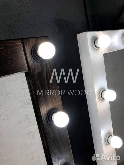 Гримерное зеркало с лампочками на колесиках