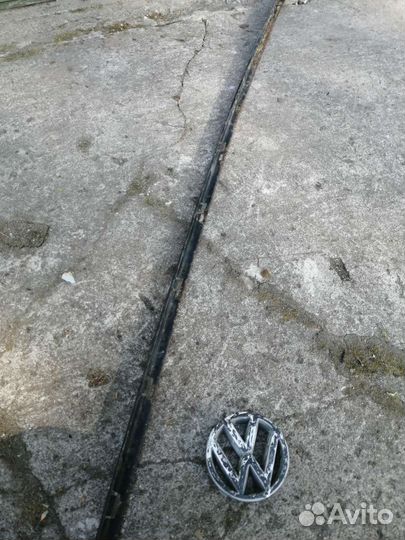 Знак и планка решетки радиатора Фольксваген