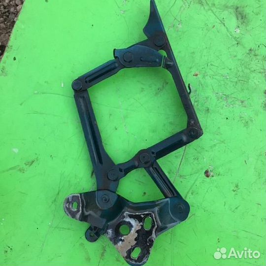 Петля капота Вольво 940