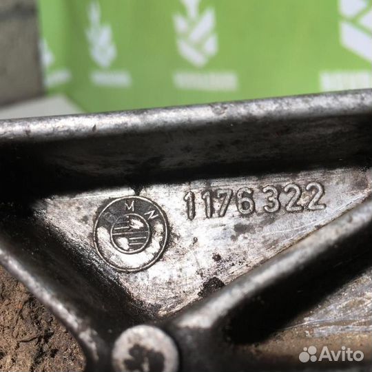 Кронштейн двигателя правый бмв Е30