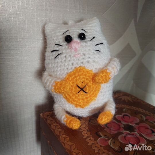 Вязаный брелок котик