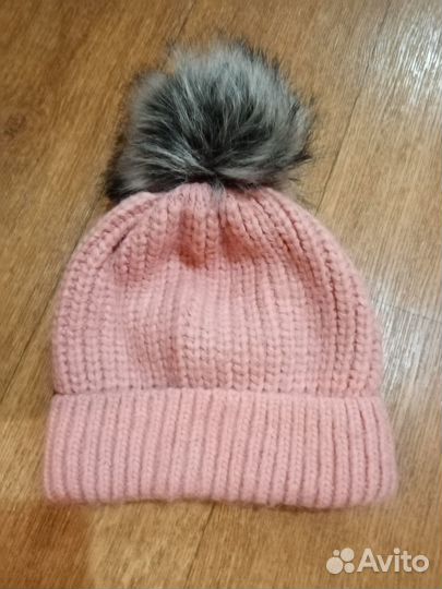 Зимняя шапка с меховым помпоном